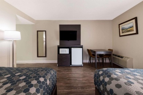 Econo Lodge Inn & Suites on the River - image 34