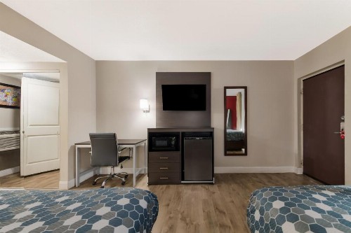 Econo Lodge Inn & Suites on the River - image 35