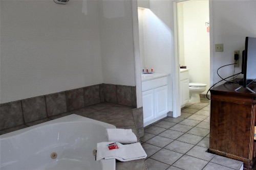 Econo Lodge Inn & Suites on the River - image 36