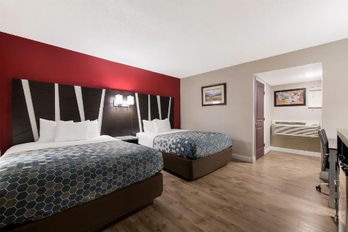 Econo Lodge Inn & Suites on the River - image 38