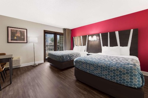 Econo Lodge Inn & Suites on the River - image 40