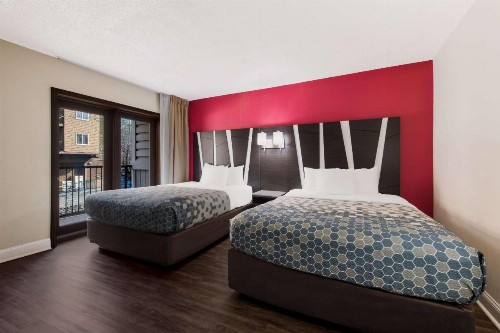 Econo Lodge Inn & Suites on the River - image 41