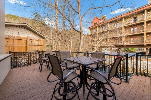 Econo Lodge Inn & Suites on the River - image 42