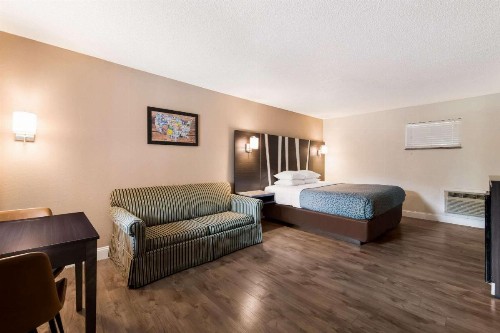 Econo Lodge Inn & Suites on the River - image 43