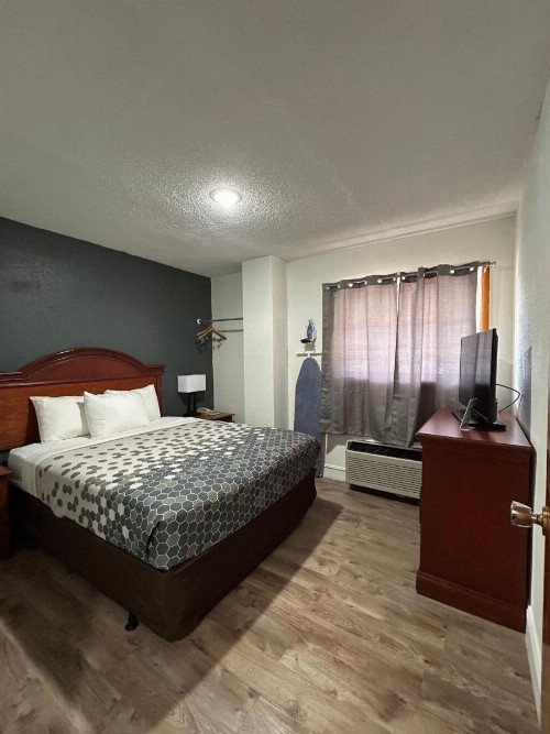 Econo Lodge Inn & Suites on the River - image 44