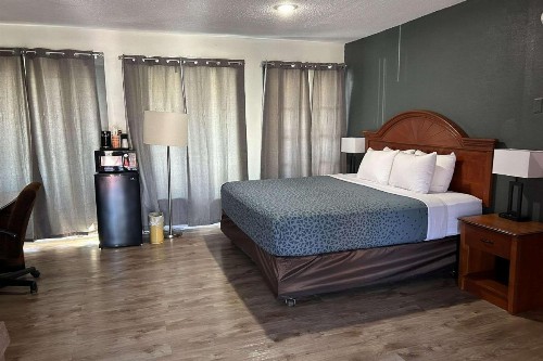 Econo Lodge Inn & Suites on the River - image 45