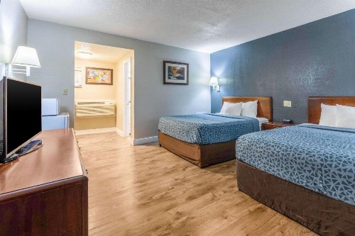 Econo Lodge Inn & Suites on the River - image 48