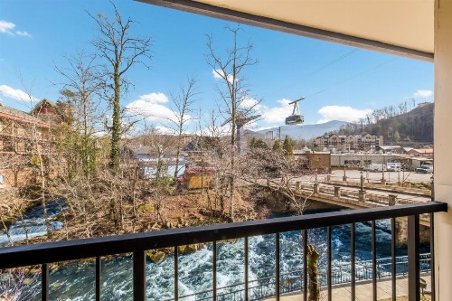 Econo Lodge Inn & Suites on the River - image 5