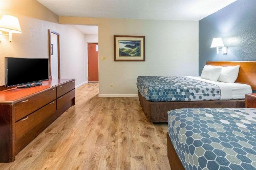Econo Lodge Inn & Suites on the River - image 50