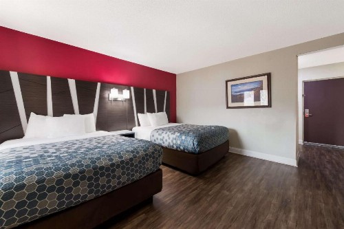 Econo Lodge Inn & Suites on the River - image 6