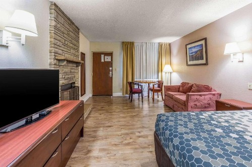 Econo Lodge Inn & Suites on the River - image 9