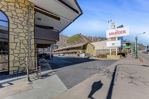 LeConte View Motel - image 2