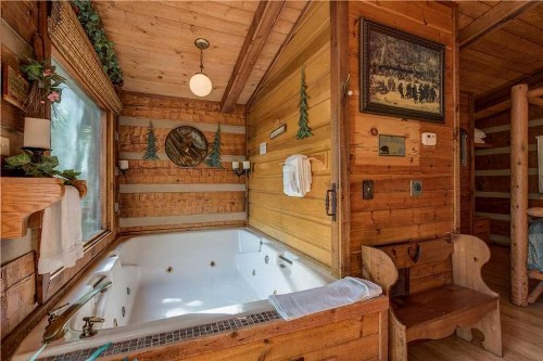 Rustic Charm 1 Bedroom 2 Bathroom Sleeps 4 Pets Welcome Hot Tub Priva - image 2