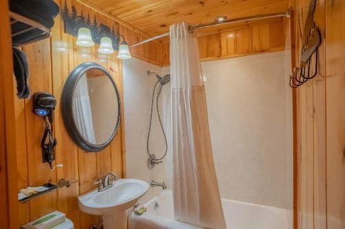 Marshall's Creek Rest Motel - image 25