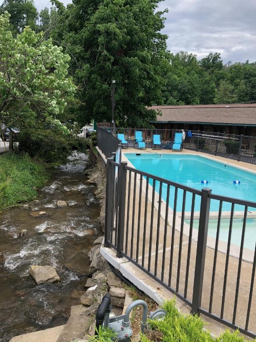 Marshall's Creek Rest Motel - image 26