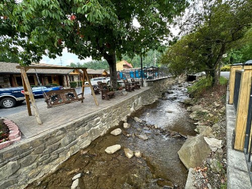 Marshall's Creek Rest Motel - image 27