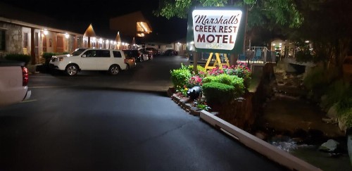 Marshall's Creek Rest Motel - image 3