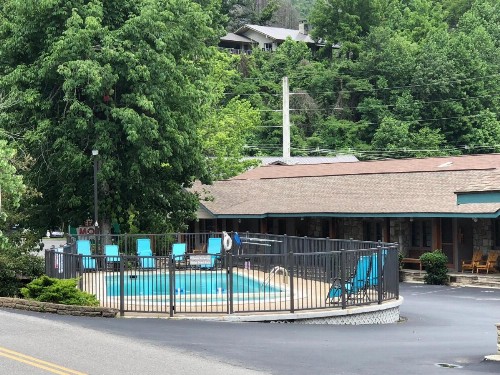 Marshall's Creek Rest Motel - image 8