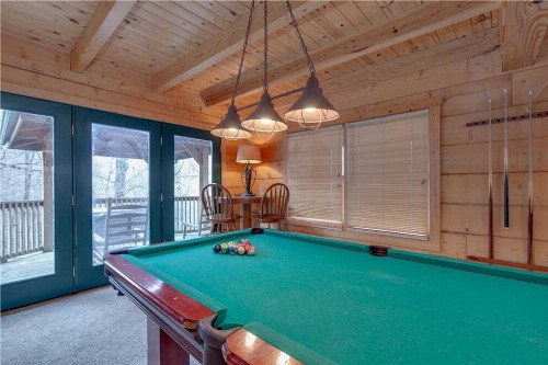Big Bear 2 5 Bedrooms Pool Access Hot Tub Fireplace WiFi Sleeps 16 - image 9