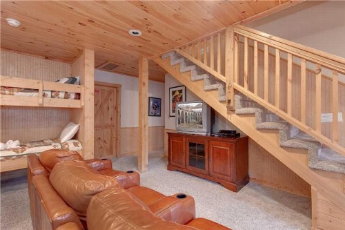 Big Bear 2 5 Bedrooms Pool Access Hot Tub Fireplace WiFi Sleeps 16 - image 3
