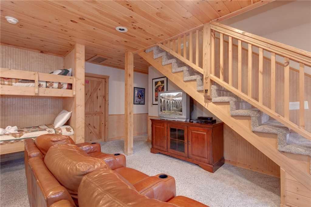 Big Bear 2 5 Bedrooms Pool Access Hot Tub Fireplace WiFi Sleeps 16 - image 3