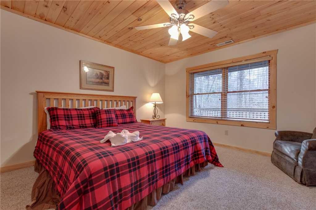 Big Bear 2 5 Bedrooms Pool Access Hot Tub Fireplace WiFi Sleeps 16 - image 4