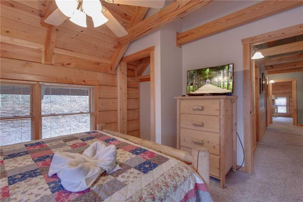 Big Bear 2 5 Bedrooms Pool Access Hot Tub Fireplace WiFi Sleeps 16 - image 5