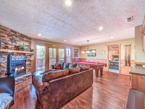 Eagles Point Lodge 4 Bedrooms Sleeps 16 View Pool Access Game Room - image 11
