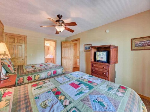 Eagles Point Lodge 4 Bedrooms Sleeps 16 View Pool Access Game Room - image 12