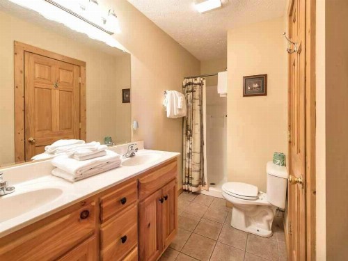 Eagles Point Lodge 4 Bedrooms Sleeps 16 View Pool Access Game Room - image 8