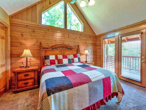 Eagles Point Lodge 4 Bedrooms Sleeps 16 View Pool Access Game Room - image 9