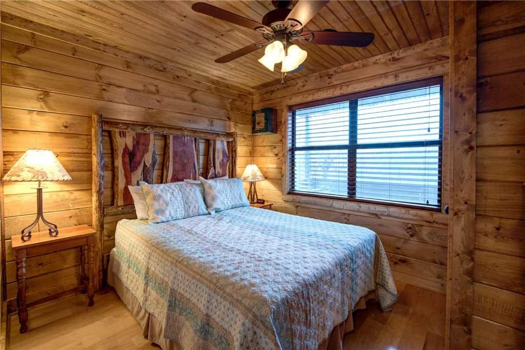 Rocky Top Lodge 6 Bedrooms Pool Access Hot Tub Mountain View Sleeps 14 - image 3