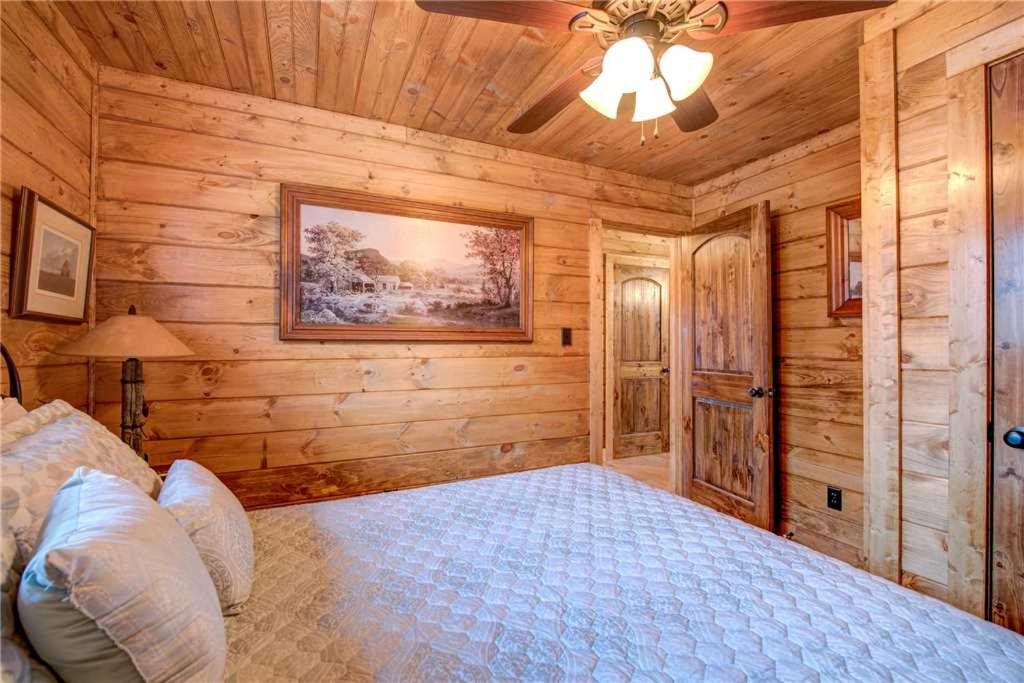 Rocky Top Lodge 6 Bedrooms Pool Access Hot Tub Mountain View Sleeps 14 - image 4