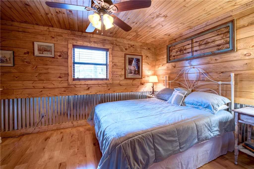 Rocky Top Lodge 6 Bedrooms Pool Access Hot Tub Mountain View Sleeps 14 - image 5