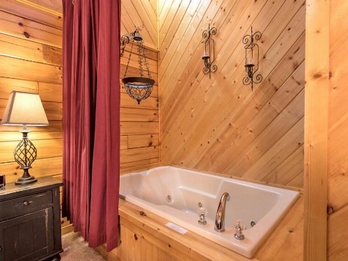 Irish Blessings 1 Bedroom Sleeps 6 Hot Tub Jacuzzi Wood Fireplace - image 10