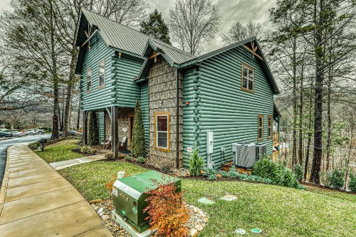 The Great Dogwood Manor - image 4