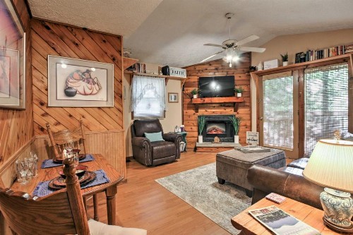 Private Getaway with Hot Tub 4 Mi to DTWN Gatlinburg - image 9