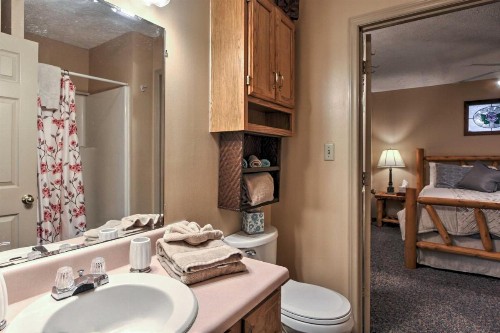 Private Getaway with Hot Tub 4 Mi to DTWN Gatlinburg - image 10