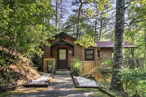Private Getaway with Hot Tub 4 Mi to DTWN Gatlinburg - image 11