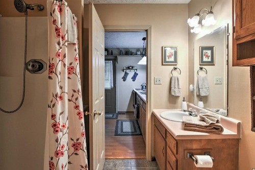 Private Getaway with Hot Tub 4 Mi to DTWN Gatlinburg - image 1