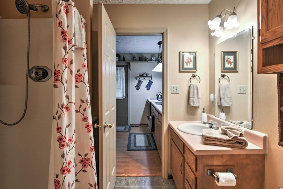 Private Getaway with Hot Tub 4 Mi to DTWN Gatlinburg - main image