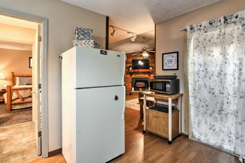 Private Getaway with Hot Tub 4 Mi to DTWN Gatlinburg - image 2