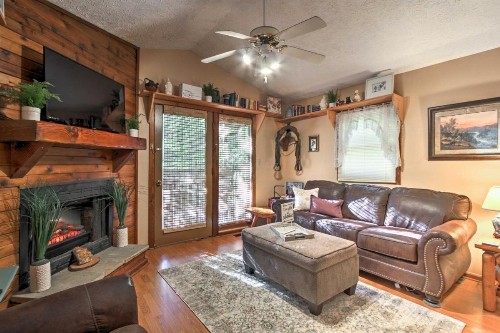 Private Getaway with Hot Tub 4 Mi to DTWN Gatlinburg - image 3