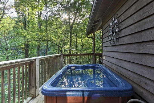 Private Getaway with Hot Tub 4 Mi to DTWN Gatlinburg - image 8