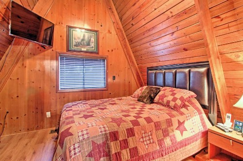 A-Frame Gatlinburg Cabin with Deck and Private Hot Tub - image 1