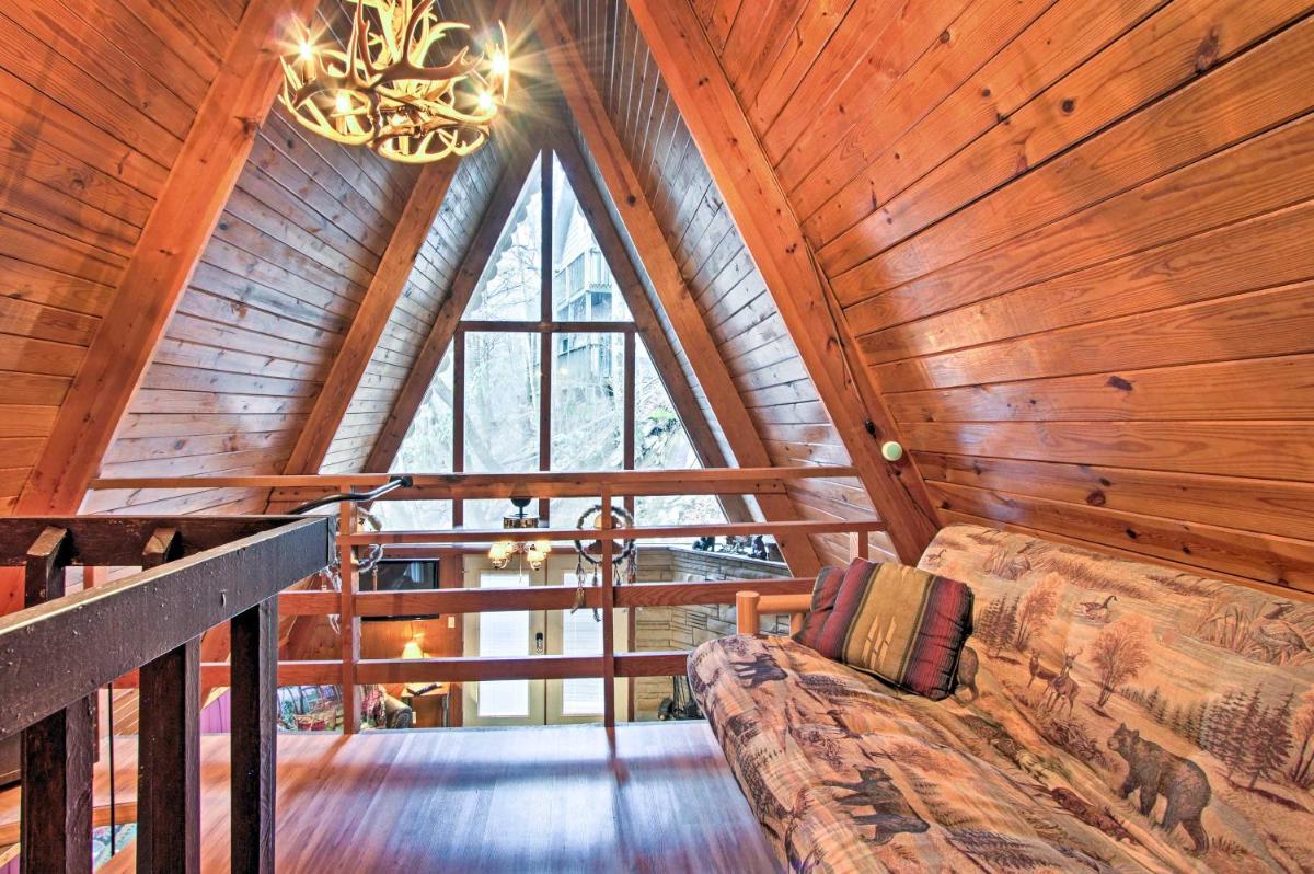 A-Frame Gatlinburg Cabin with Deck and Private Hot Tub - image 2