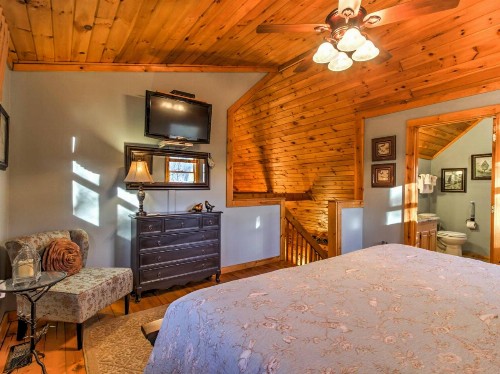 Cozy Nest - Gatlinburg Cabin with Porch and Jacuzzi! - image 4