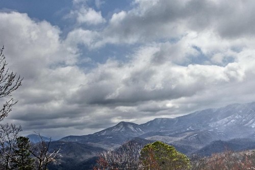 Gatlinburg Home with Mtn Views and Hot Tub 2Mi to Town