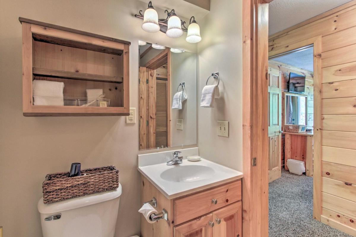 Deluxe Gatlinburg Retreat with Hot Tub and Mtn Views! - main image