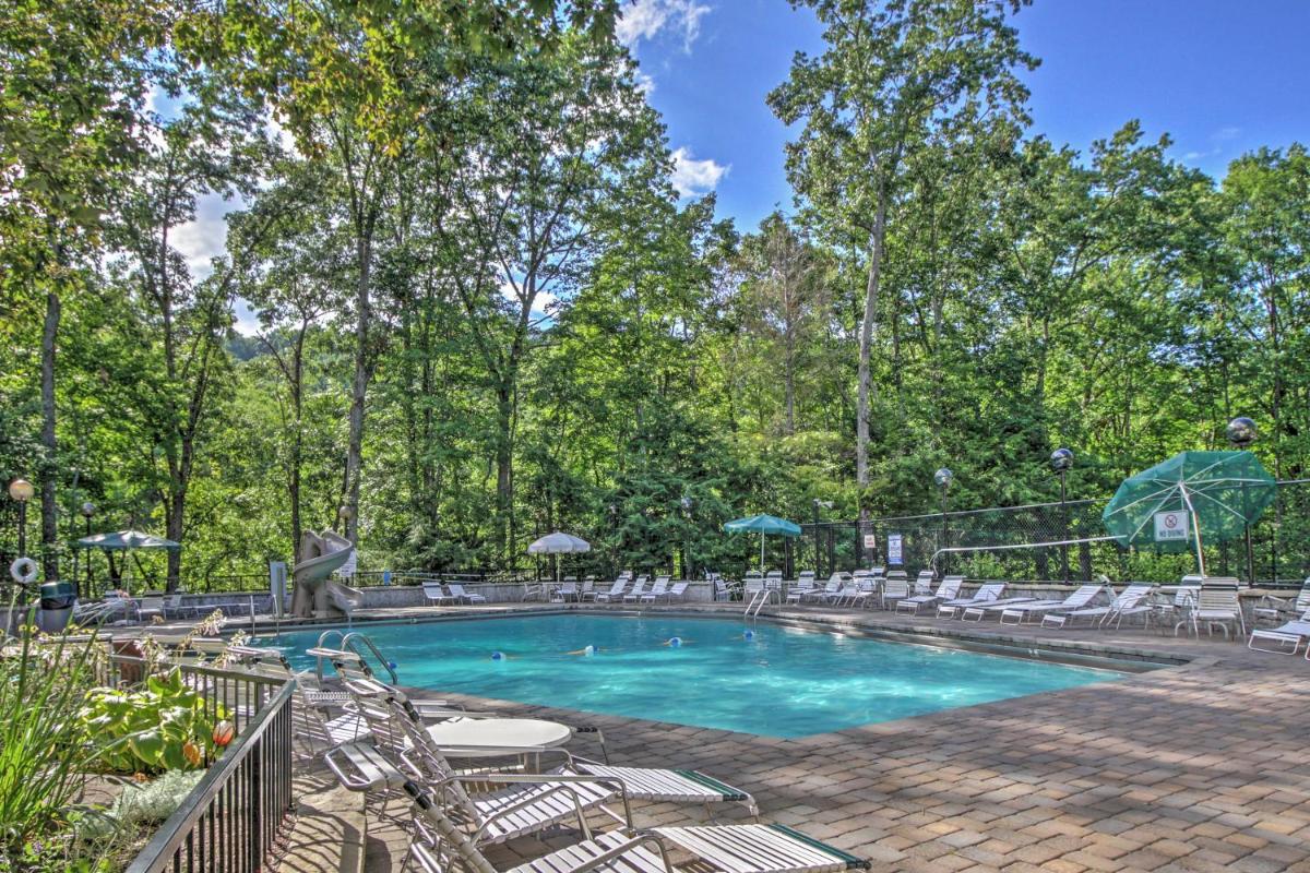 Sensational Gatlinburg Cabin with Hot Tub and Views! - image 5
